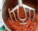 ミンチをこねて美味しいハンバーグに