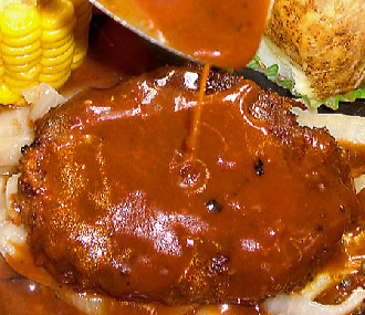 ハンバーグにこだわりのソースをたっぷりと